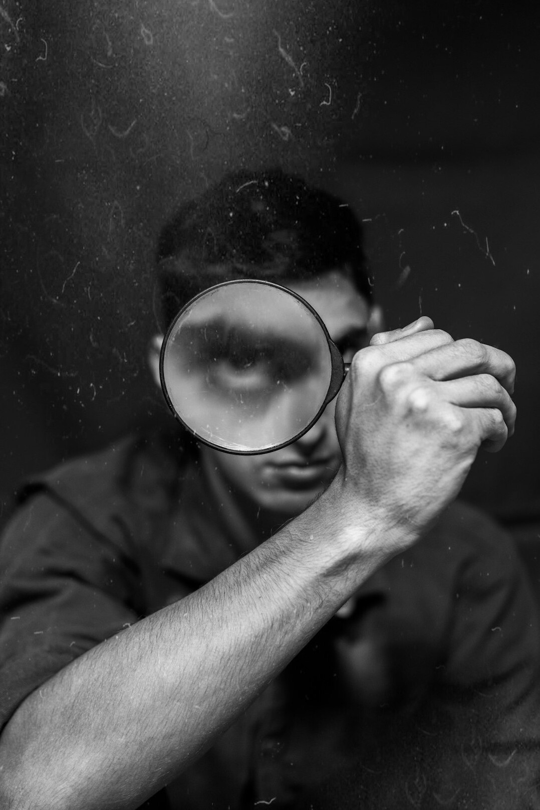 detective with magnifying glass